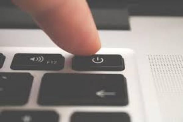 Nguyên nhân chính khiến laptop tự tắt nguồn đột ngột bạn cần biết