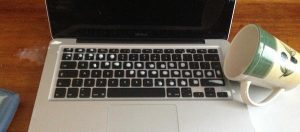 Tình trạng Macbook bị đổ nước vào bàn phím: Nguyên nhân và hậu quả tiềm ẩn