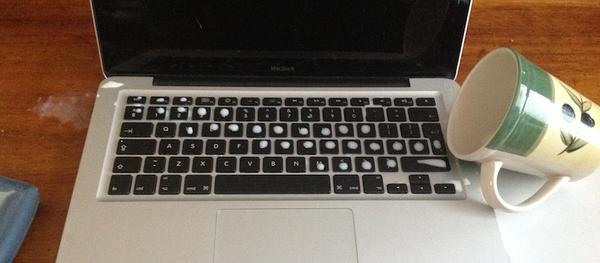 Tình trạng Macbook bị đổ nước vào bàn phím: Nguyên nhân và hậu quả tiềm ẩn