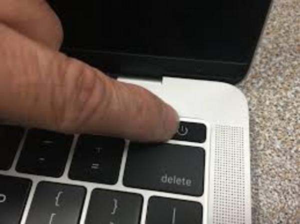 Hành động ngay! Các bước sơ cứu Macbook bị đổ nước vào bàn phím tại nhà