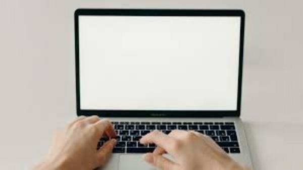 Hướng dẫn chi tiết các bước tự sửa lỗi màn hình Macbook bị trắng tại nhà