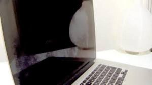 Màn hình MacBook bị xước: Ảnh hưởng và tại sao cần xử lý ngay