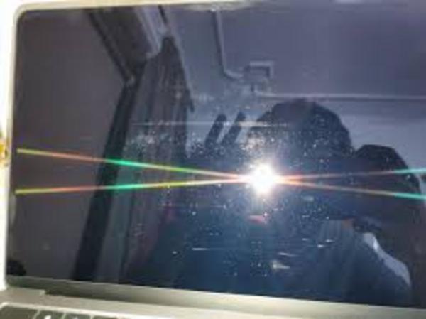 Cách xử lý màn hình MacBook bị xước nhẹ tại nhà: Thận trọng và hiệu quả