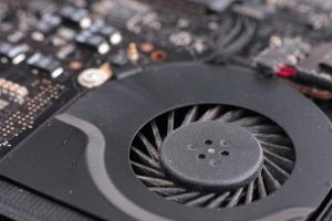 Giới thiệu về tình trạng quạt laptop bị lệch trục và tầm quan trọng